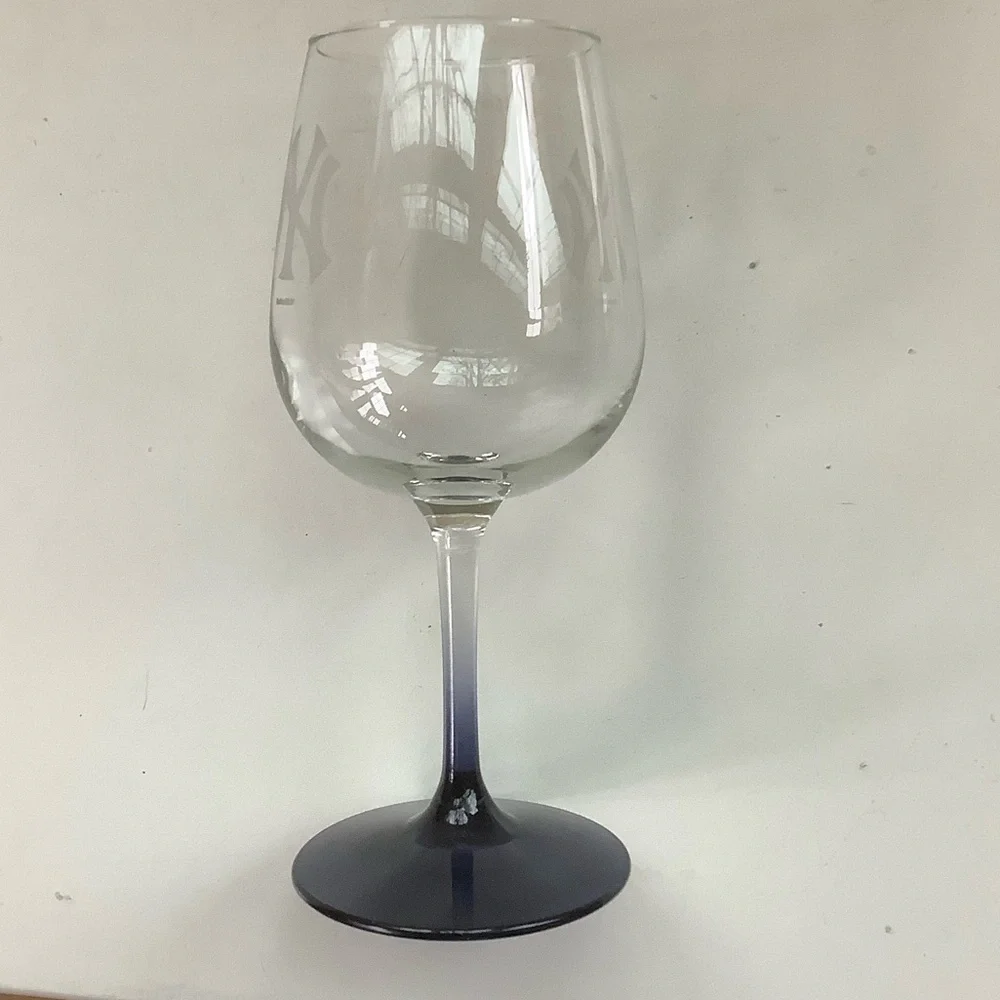 NY Yankees Etched Wine Glass